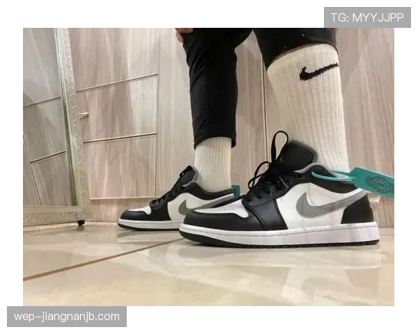 布克训练完顺手买下整条街的AJ，柜姐说他刷卡时眼睛都不眨